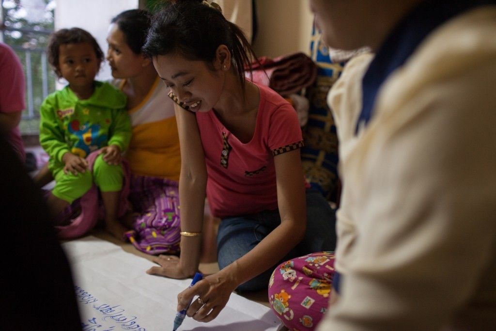 A group of garment factory workers participate in an introductory workshop held by WIC. Photo by Evan Abramson.